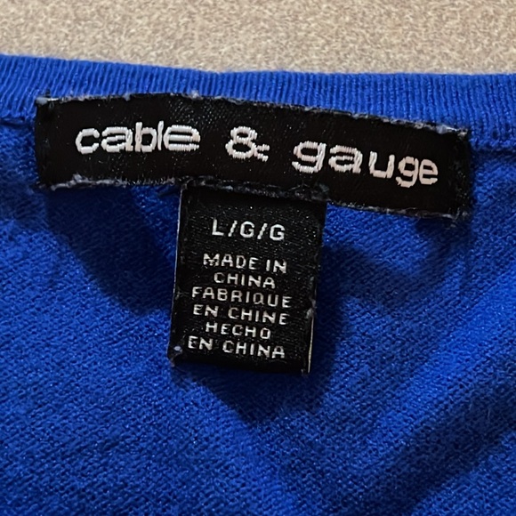 Cable & Gauge woman’s blue sweater with a peekaboo shoulder size large - Picture 4 of 5